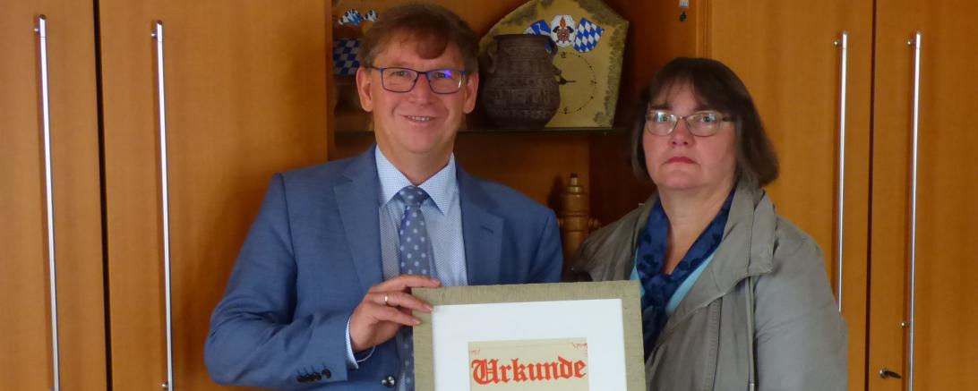 Zu sehen sind Landrat Stefan Rößle und Josefine Mayer, Vorsitzende des Imkerverbands. 