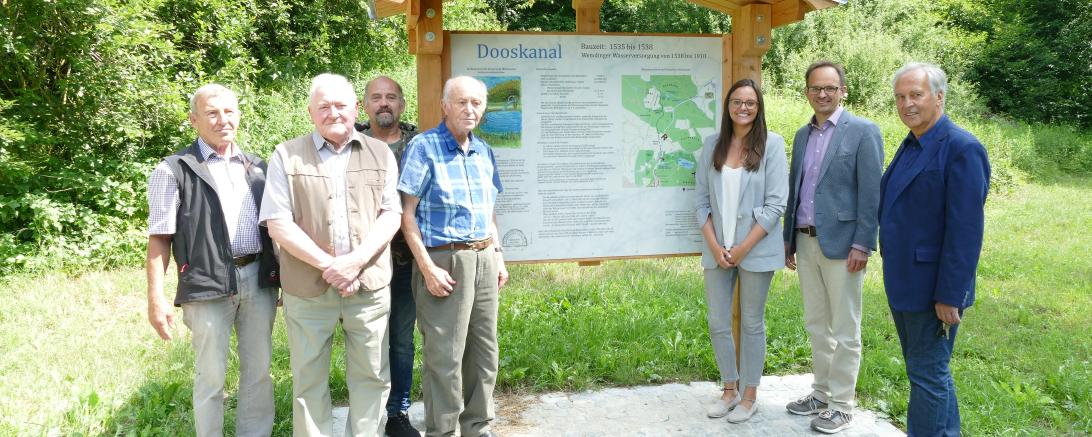 Das Bild zeigt (v. l. n. r.): Gerhard Schneid, Andreas Grau, Initiator Anton Laber jun., Erich Puchinger, Tourismusleiterin Judith Strohhofer, Bürgermeister Dr. Martin Drexler und Theo Knoll