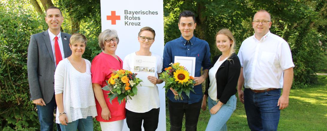 Auf dem Foto sind zu sehen (v.l.): Arthur Lettenbauer Kreisgeschäftsführer, Jennifer Sax Pflegedienstleiterin, Marianne Beierle Mentorin, Juliana Thurian, Jiannis Karapanagiotidis, Eileen Stelzenmüller Mentorin, Timo Böllmann Einrichtungsleiter