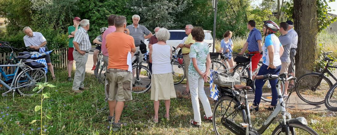 Zu sehen sind Andreas Mayer und Teilnehmer an der CSU Radtour
