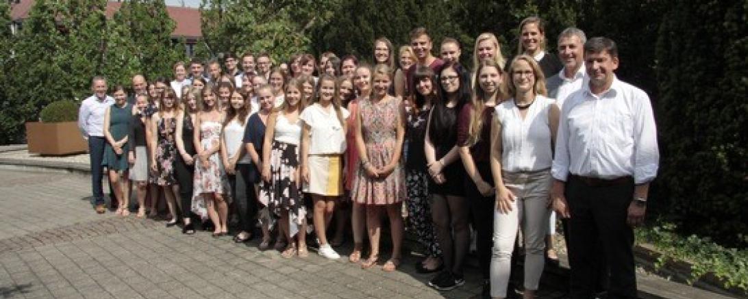 Zu sehen sind die Abschluss-Azubis von 2019