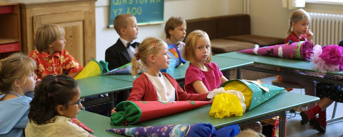 Zu sehen ist eine Schüler an ihrem ersten Schultag