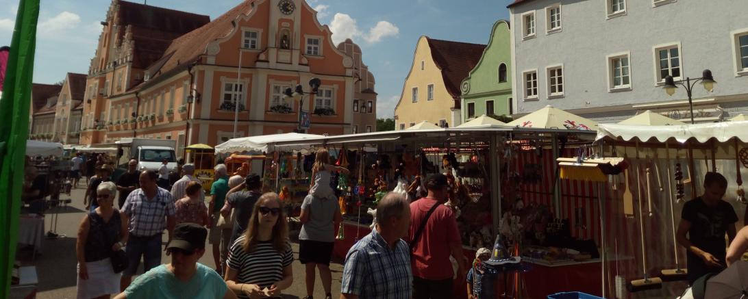Auf dem Bild zu sehen ist der Herbstmarkt in Rain am Lech