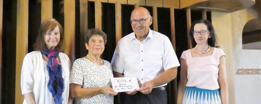 Auf dem Bild zu sehen ist v.l.: Jutta Katzl, Brigitte Leitmeir, Pfarrer Robert Neuner, Organistin Maria Steffek vor der Klais-Orgel im Donauwörther Liebfrauenmünster