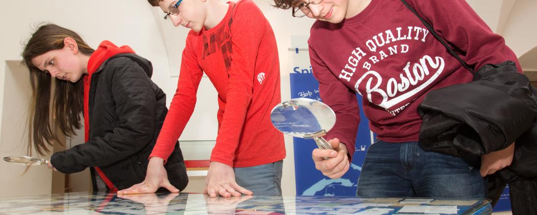 Ausstellung über 70 Jahre Schulgeschichte