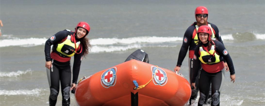 Die Rettungsschwimmer kehren von einer Motorbootsübung zurück an Land.