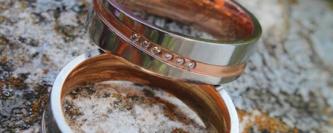 Auf dem Bild zu sehen sind Ehreringe