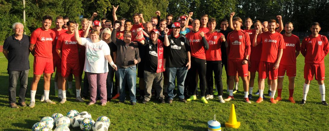 Auf dem Bild zu sehen ist die 1. Mannschaft des TSV Rain mit den Bewohnern der Stiftung St. Johannens 