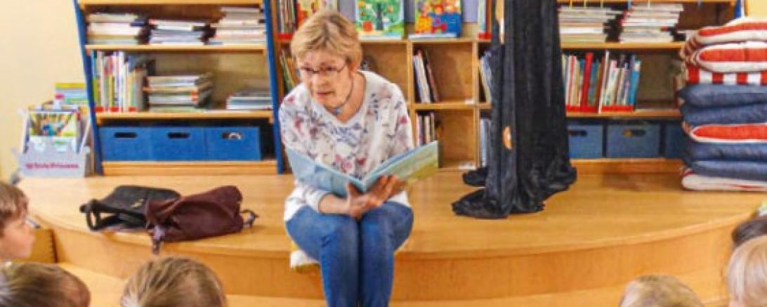 zu sehen ist ein Ausschnitt aus der Vorlesestunde in der Stadtbibliothek Donauwörth 