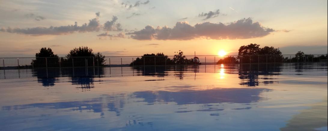 Das Bild zeigt das Donauwörther Freibad in der Abendsonne