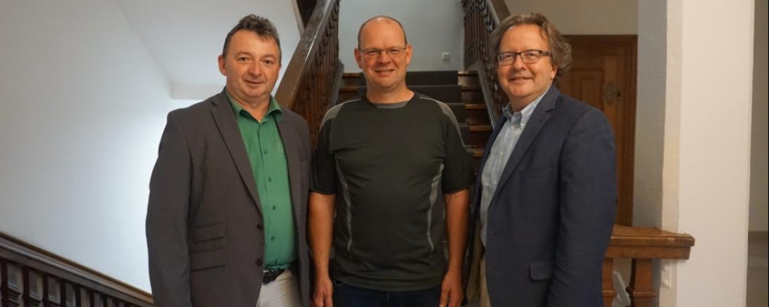Das Bild zeigt den Oberbürgermeister Armin Neudert und Umweltreferent Albert Riedelsheimer gratulieren dem diesjährigen „Stadtradeln-Star“ Wolfgang Klinger zu 741 geradelten Kilometern.
