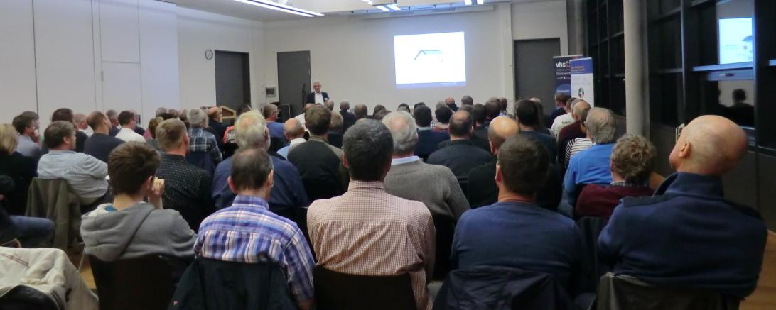 Viele Interessierte zog es am Montag, dem 23.September 2019 um 19 Uhr in die Volkshochschule Donauwörth zum ersten Abendvortrag der Donauwörther Klimawoche „PV Anlagen und Batteriespeicher – Autarkie heute?!“.