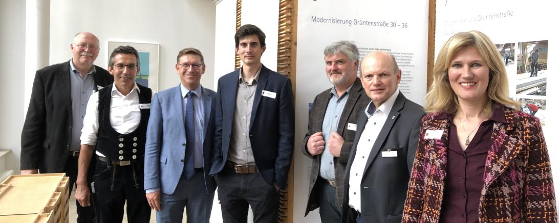 Vom 09.09.2019 bis 11.10.2019 bietet die Ausstellung „Vom Baum zum Bau: Bauen mit Holz in Bayerisch-Schwaben“ im Landratsamt Donau-Ries einen informativen und kompakten Überblick rund um die Möglichkeiten des modernen Holzbaus.