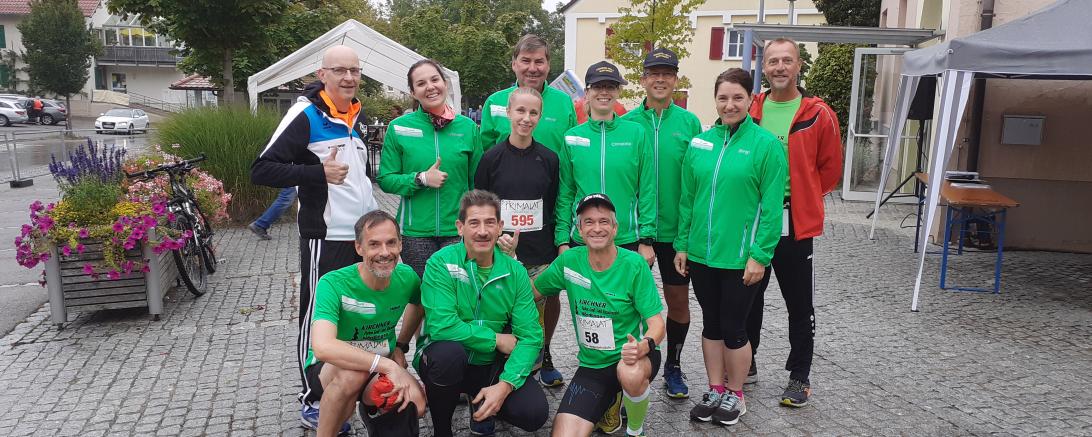 Auf dem ersten Foto im Start- und Zielbereich kurz vor dem Start vorne von links: Hubert Bestler, Klaus Wurscher und Hans Niederhuber; dahinter von links: Michael Dambacher, Miriam Bestler, Marie Wagner, Horst Leberzammer, Christina und Bernhard Satzenhofer, Birgirt Minder und Thomas Jakob. 