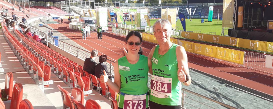 Das Bild zeigt Simone Müller und Hans Niederhuber im Auestadion vor dem Start. 