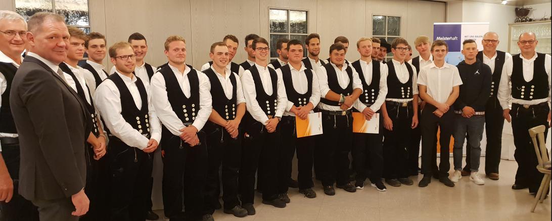 Insgesamt 26 junge Zimmerer erhielten am vergangenen Freitagabend ihren Gesellenbrief. 
