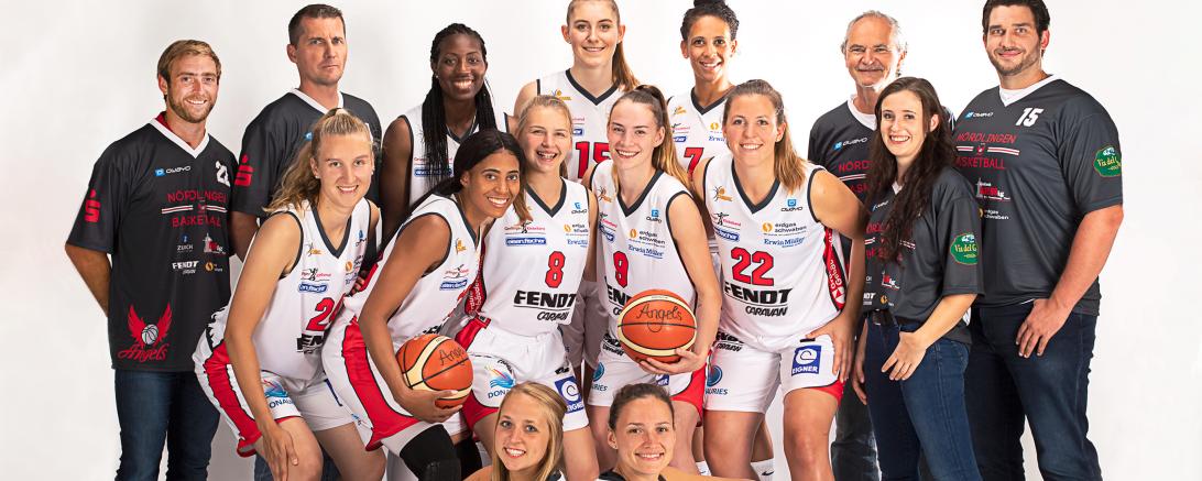 Das Bild zeigt das Team und das Team hinter dem Team