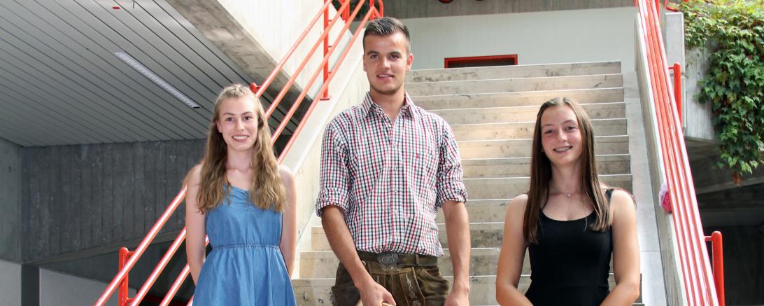 Über die vom Kreisverband der Volks- und Raiffeisenbanken gestifteten Preise in Form von Werkzeugen freuten sich (von links) Pia Mayer (3. Preis), Thomas Briegel (2. Preis), Sophie Eger (1. Preis)