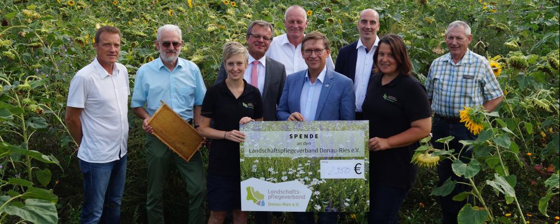 Das Bild zeigt von links nach rechts: Matthias Fritzsche, Bernd Horst, Michaela Schneller (LPV Donau-Ries), Erich Meyer (Sparkasse Donauwörth), Dr. Andreas Becker, Landrat Stefan Rößle, Qualitäts- und Umweltbeauftragter der Firma Döderlein, Nadine Kühnert (LPV Donau-Ries), Fritz Gerstenmeier 