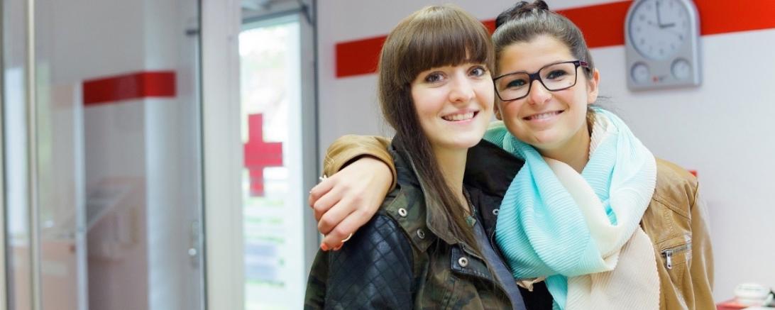 Das Bild zeigt zwei Mädchen beim Blutspenden