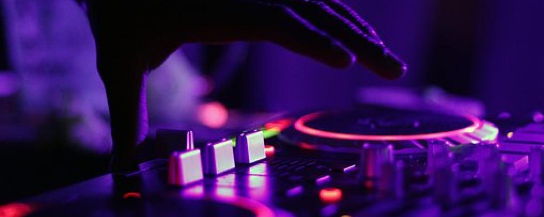 Das Bild zeigt die Schallplatten eines DJs