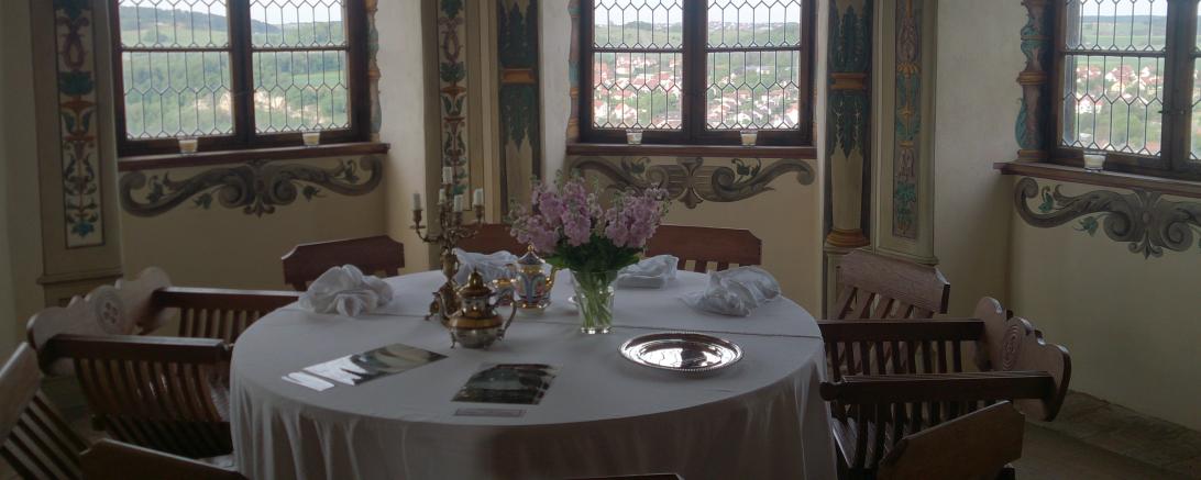 Das Bild zeigt das Teezimmer auf der Harburg