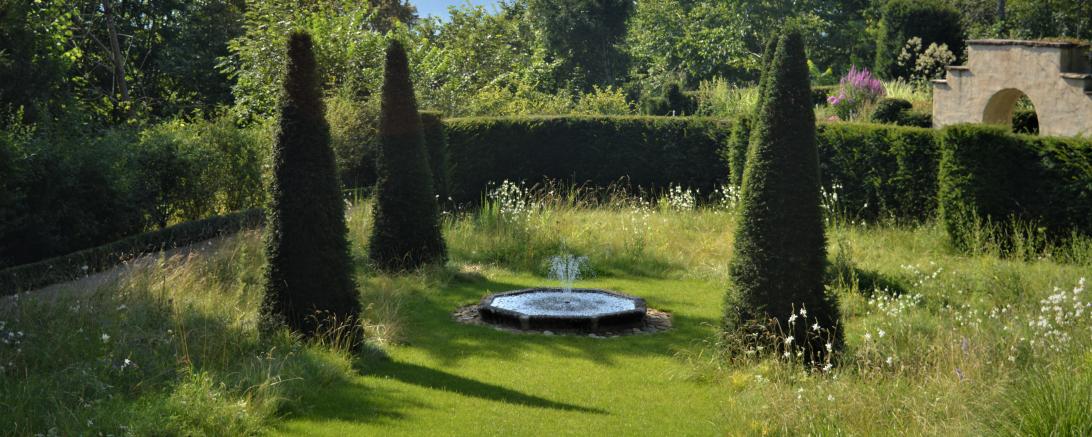 Am Fuße von Schloss Baldern bei Bopfingen hat Erbprinzessin Anna zu Oettingen Wallerstein zusammen mit ihrem Team einen farbenprächtigen Garten im Stile eines Walled Garden geschaffen. 