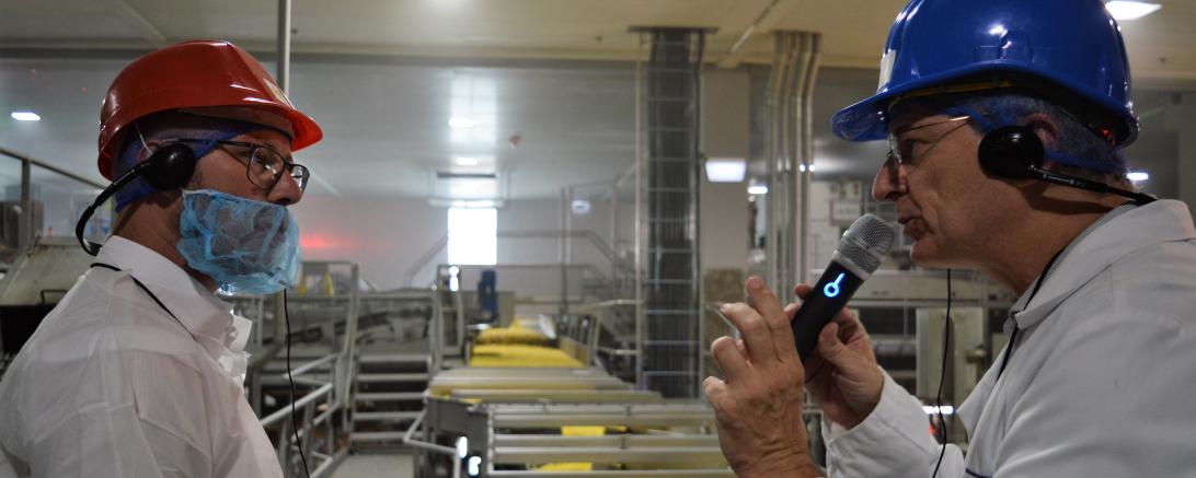 Eine Verständigung ist in der Produktion nur über Mikrofon und Kopfhörer möglich. 