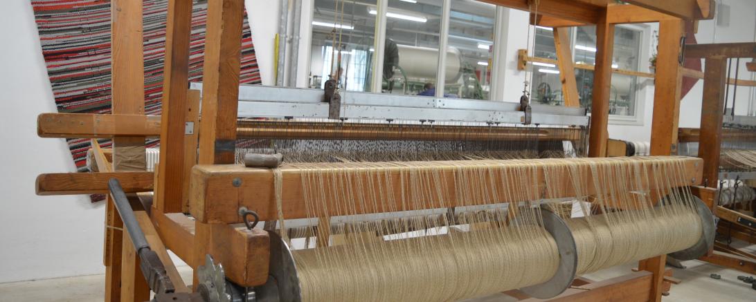 In der Weberei laufen die elektrischen Webstühle auf Hochtouren und lärmen ohrenbetäubend. Die Webblätter schieben Faden um Faden zusammen, bis ein Stück Stoff entsteht. 