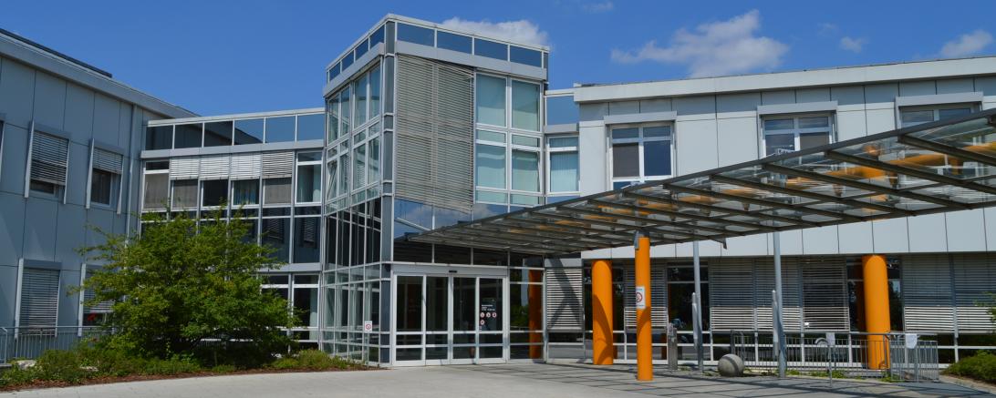 Das Bild zeigt eine Außenansicht der Donau-Ries Klinik Donauwörth.