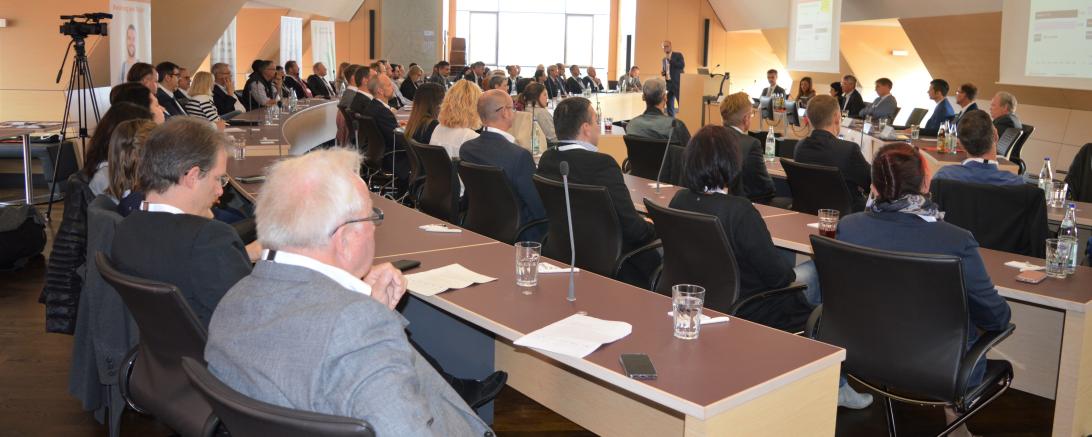 Das Bild zeigt die Besucher des Fachkräftetag 2019 im Sitzungssaal des LRA Donauwörth