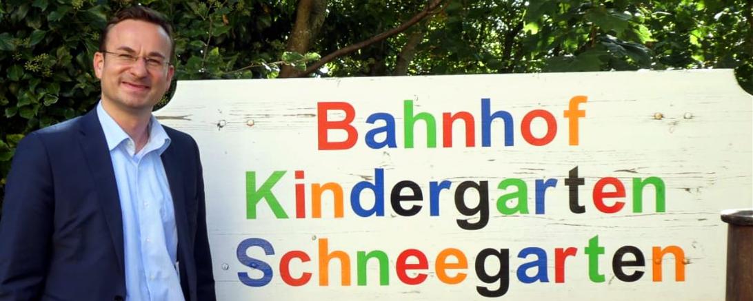 Das Bild zeigt den CSU-Oberbürgermeisterkandidaten Joachim Fackler am Kindergarten „Schneegarten“