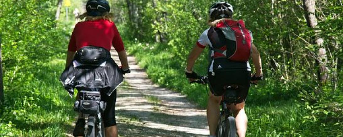 Das Bild zeigt zwei Menschen bei einer Fahrradtour