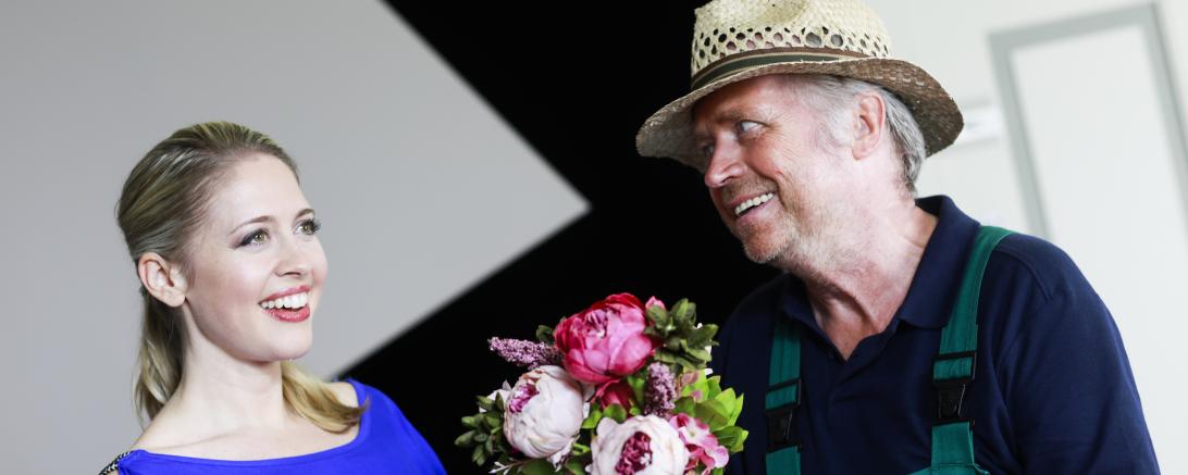 Das Bild zeigt Franziska Janetzko und Michael Kausch im Theaterstück „ Der Fremde im Haus“