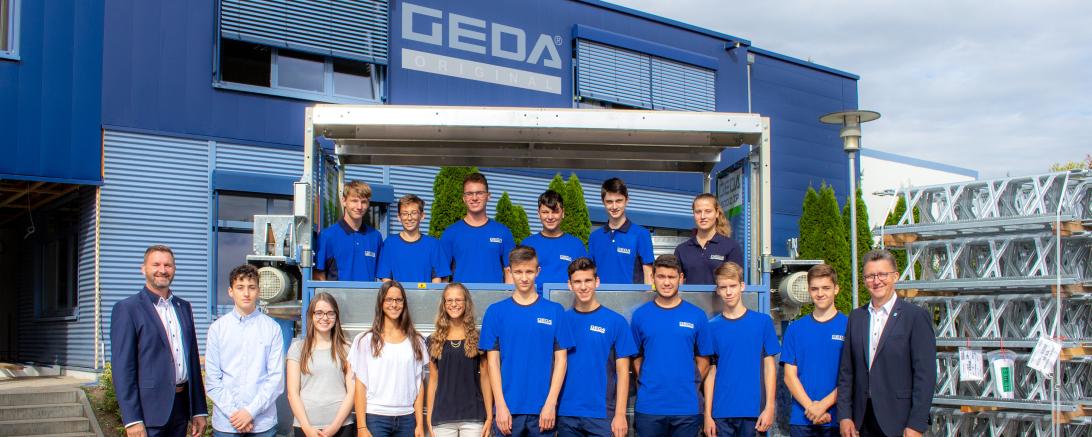 Die Fachkräfte von morgen: Der geschäftsführende Gesellschafter Johann Sailer (rechts) und der kaufmännische Leiter Stefan Schweitzer (links) heißen die 15 neuen Auszubildenden bei GEDA in Asbach-Bäumenheim willkommen.