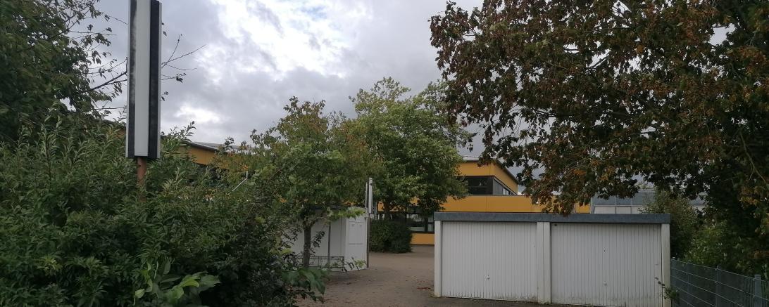 Das Bild zeigt die Realschule Heilig-Kreuz in Donauwörth