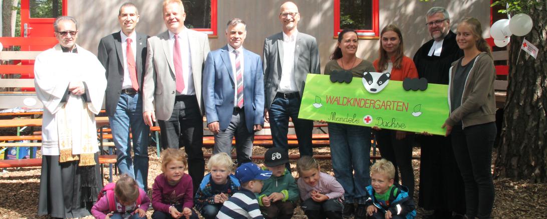 Gruppenbild bei der Eröffnung des Waldkindergartens Monheim. 