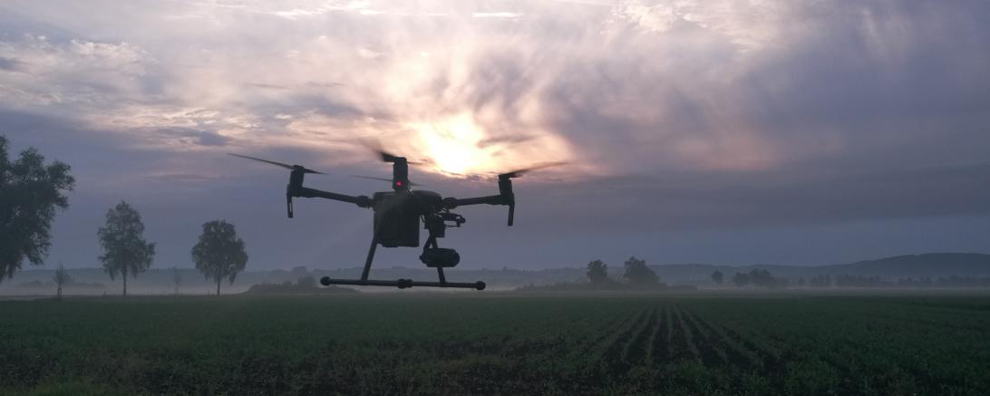 Durch landwirtschaftliche Mähmaschinen sterben in Deutschland jedes Jahr über 100 000 Rehkitze. Drohnen helfen dabei die wehrlosen Jungtiere im hohen Gras zu finden und in Sicherheit zu bringen. 