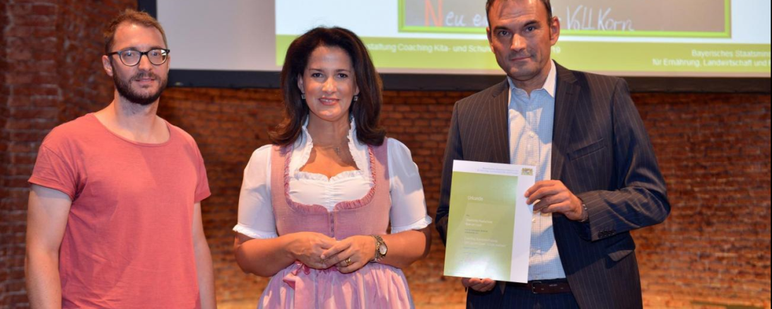 Überreichung der Urkunde durch die bayerische Landwirtschaftsministerin Frau Michaela Kaniber an Herrn Patrick Scherer (MS Rain) und Herrn Christian Sattich (RS Rain)