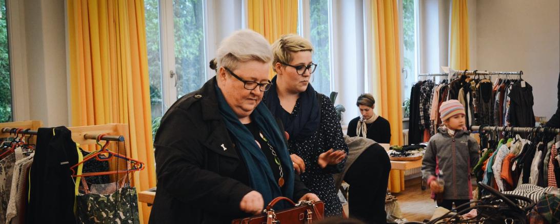 Das Bild zeigt Eindrücke vom vergangenen Mädelsflohmarkt im Mai 2019