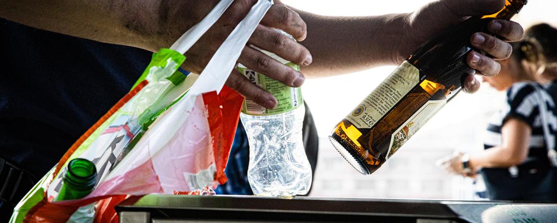 Wenn es am Monatsende zu eng wird: Wegen niedriger Einkommen sind viele Menschen auf Zusatzeinkünfte – wie hier aufs Pfand-Sammeln – angewiesen.