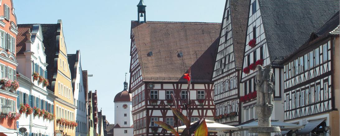 Das Bild zeigt die historische Altstadt mit Barock- und Fachwerkfassaden
