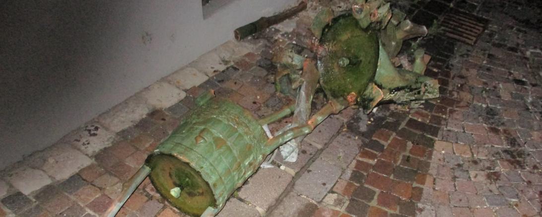 Das Bild zeigt einen durch einen Sattelzug beschädigten städtischen Brunnen