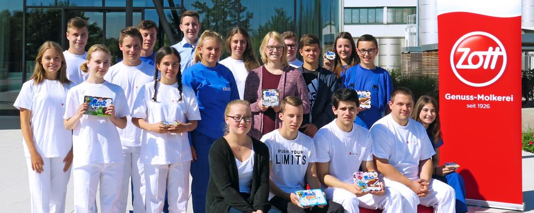 Die neuen Karrierestarter freuen sich auf ihre Ausbildung bei der Genuss-Molkerei Zott.