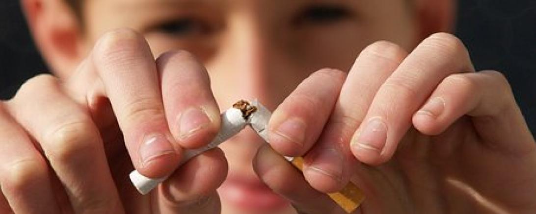 Das Bild zeigt einen Jungen zum Thema "Rauchstopp"