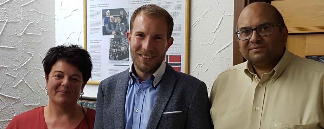 Der designierte Oettinger SPD-Bürgermeisterkandidat Thomas Heydecker (Mitte), Ortsvereinsvorsitzende Martina Krommrei (links) und Fraktionsvorsitzender Robin Bhattacharyya (rechts). 