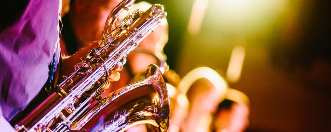 Das Bild zeigt eine Band mit Saxophonen