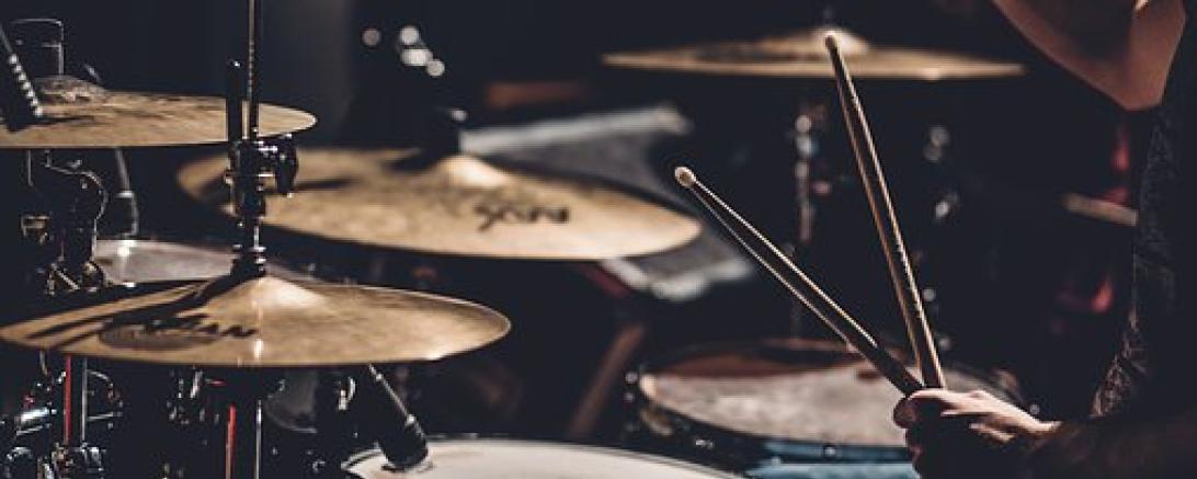 Das Bild zeigt einen Schlagzeuger