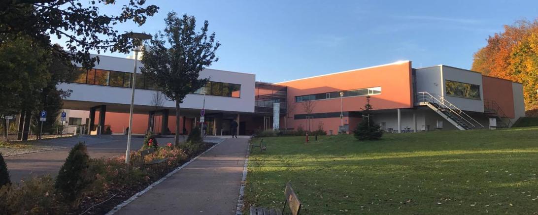 Das Bild zeigt die Außenansicht des Stiftungskrankenhauses in Nördlingen.