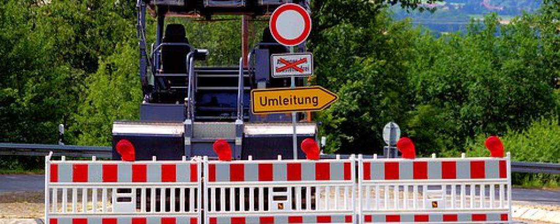 Das Bild zeigt eine gesperrte Straße